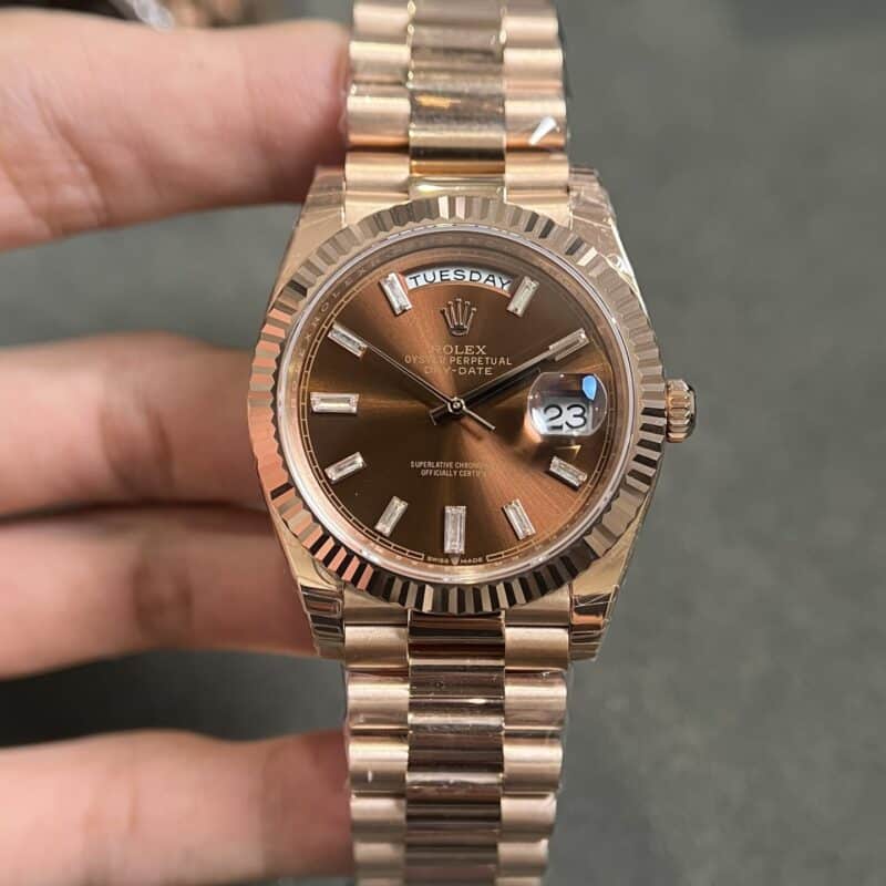 ROLEX DAY-DATE MẶT SỐ CHOCOLATE CỌC SỐ ĐÁ BAGUETTE FAKE CAO CẤP