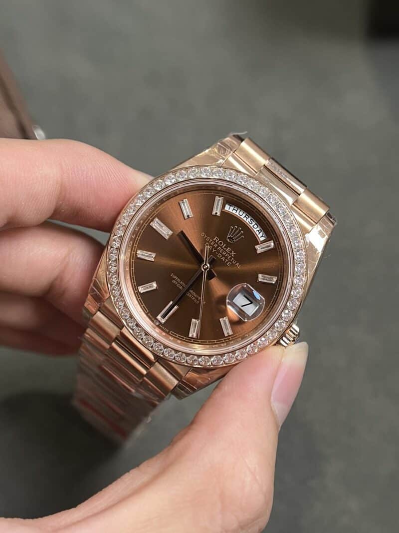 ROLEX DAY-DATE MẶT SỐ CHOCOLATE CỌC SỐ ĐÁ BAGUETTE FAKE CAO CẤP
