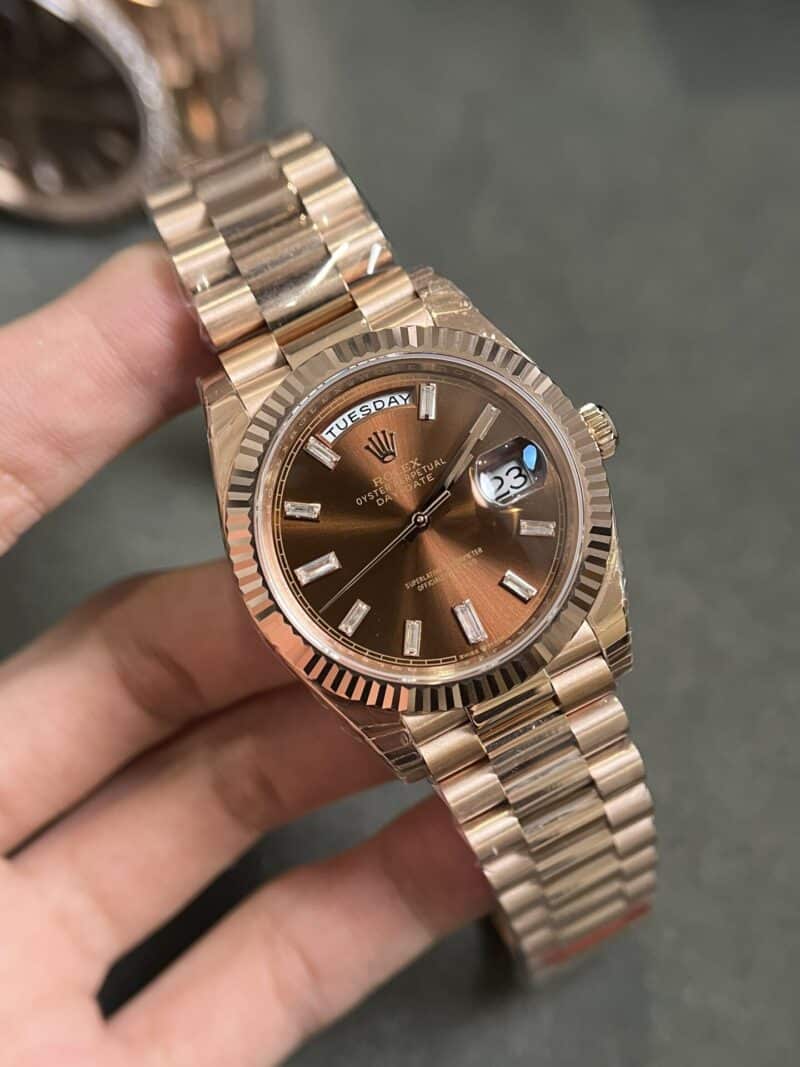ROLEX DAY-DATE MẶT SỐ CHOCOLATE CỌC SỐ ĐÁ BAGUETTE FAKE CAO CẤP
