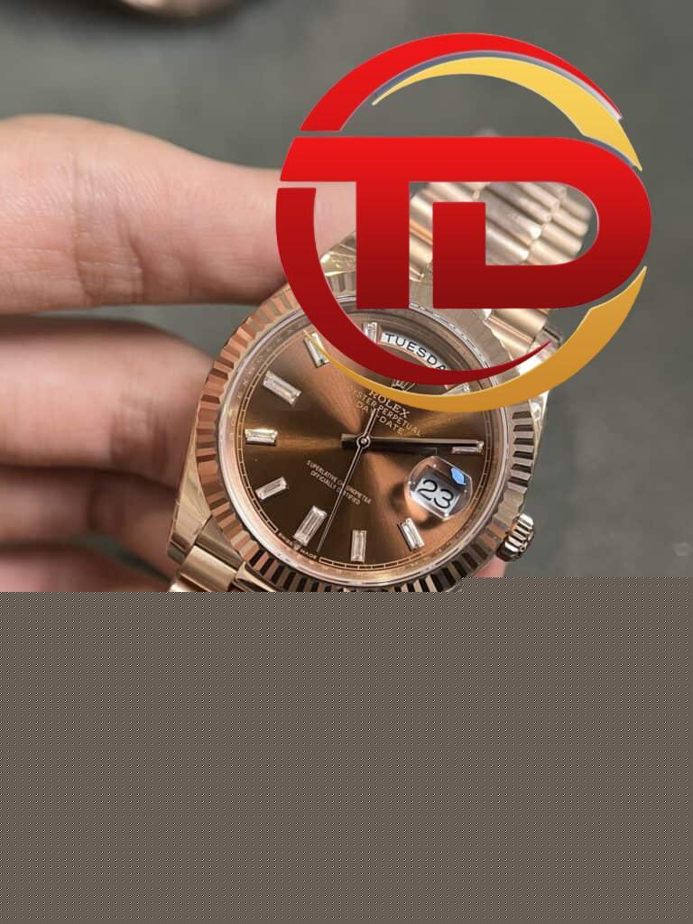 ROLEX DAY-DATE MẶT SỐ CHOCOLATE CỌC SỐ ĐÁ BAGUETTE FAKE CAO CẤP