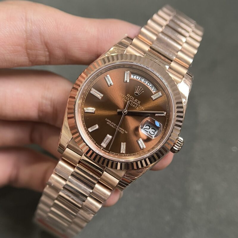 ROLEX DAY-DATE MẶT SỐ CHOCOLATE CỌC SỐ ĐÁ BAGUETTE FAKE CAO CẤP