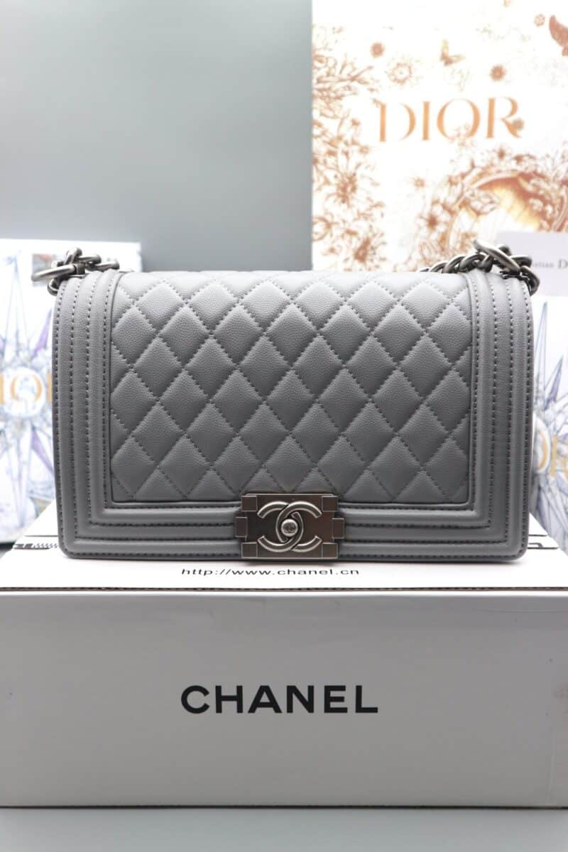 TÚI CHANEL SAC BOY FLAP BAG CAVIAR NGUYÊN BẢN MÀU GHI TAG BẠC