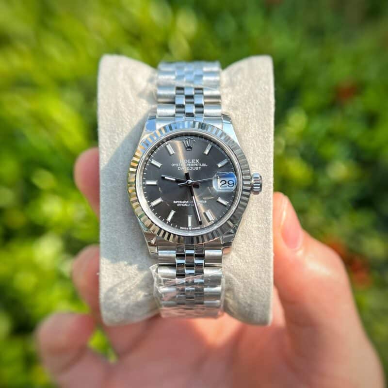 ĐỒNG HỒ NỮ ROLEX DATEJUST MẶT XÁM ĐẬM CỌC SỐ DẠ QUANG REP 1:1