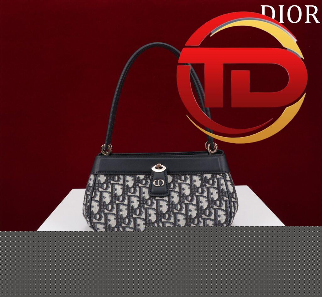 A pillar of the Spring-Summer 2023 fashion show, this season's new Dior Key bag draws inspiration from House archives to create a style with retro charm. Offered in blue Dior Oblique jacquard, it is distinguished by a CD twist clasp inspired by an exclusive lock and revealing a compartment to accommodate all the essentials. Featuring thin leather handles, the refined small bag can be worn over the shoulder or carried by hand to accompany all of this season's attire. CD clasp Leather handles Interior patch pocket Dust bag included Made in Italy