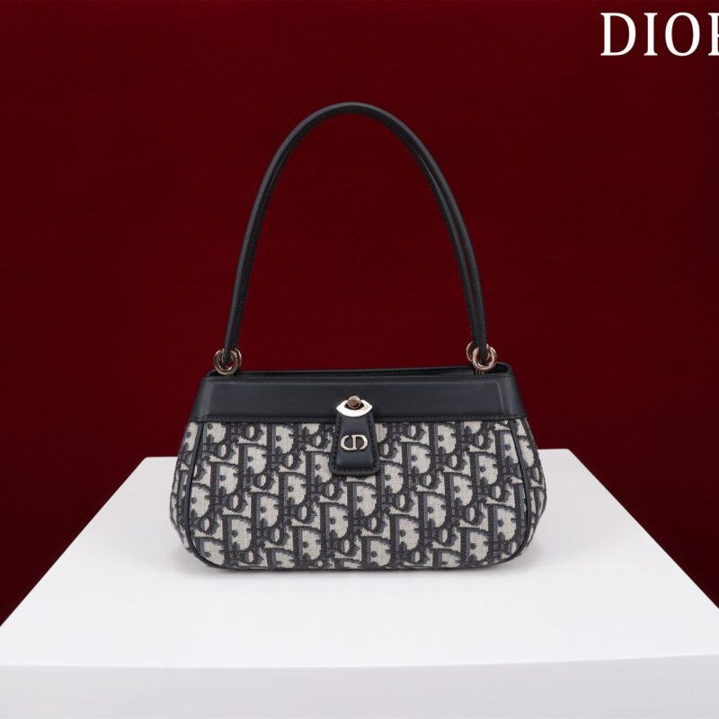 A pillar of the Spring-Summer 2023 fashion show, this season's new Dior Key bag draws inspiration from House archives to create a style with retro charm. Offered in blue Dior Oblique jacquard, it is distinguished by a CD twist clasp inspired by an exclusive lock and revealing a compartment to accommodate all the essentials. Featuring thin leather handles, the refined small bag can be worn over the shoulder or carried by hand to accompany all of this season's attire. CD clasp Leather handles Interior patch pocket Dust bag included Made in Italy