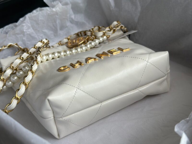 TÚI CHANEL 22 MINI SIZE HANDBAG DA TRẮNG SIÊU CẤP