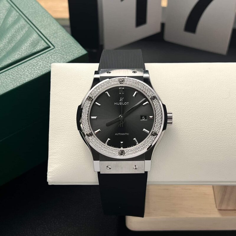 ĐỒNG HỒ HUBLOT CLASSIC FUSION MẶT ĐEN CHẢI TIA ĐỘ VIỀN MOISSANITE 42MM