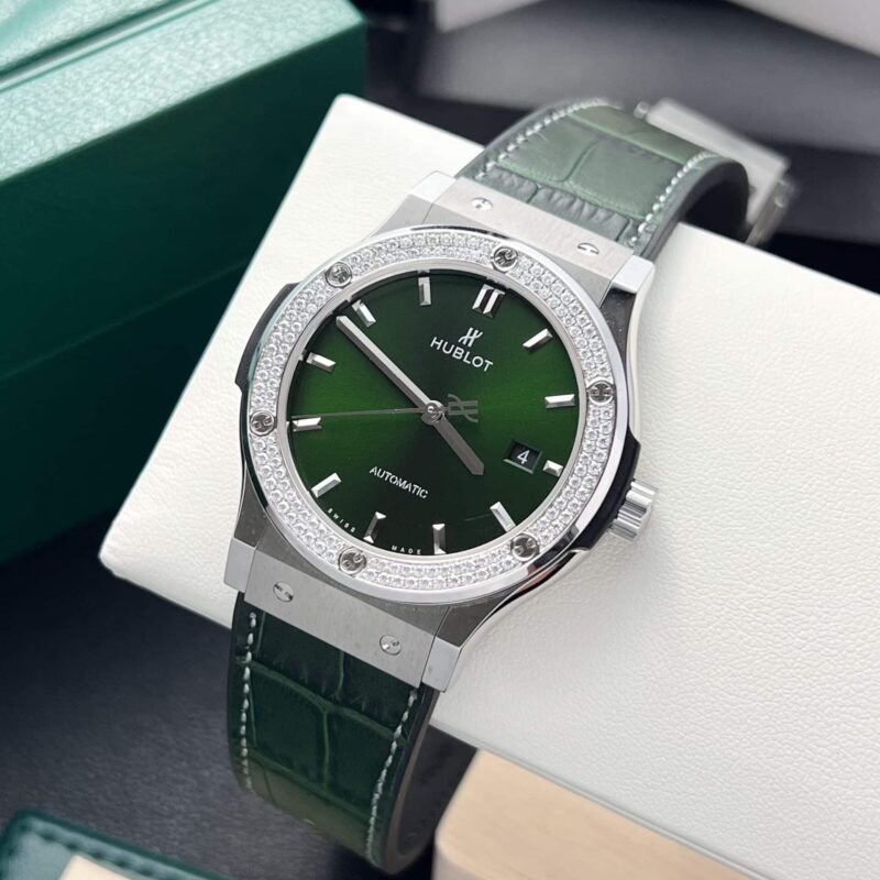 ĐỒNG HỒ HUBLOT CLASSIC FUSION MẶT XANH  LÁ ĐỘ VIỀN MOISSANITE 42MM