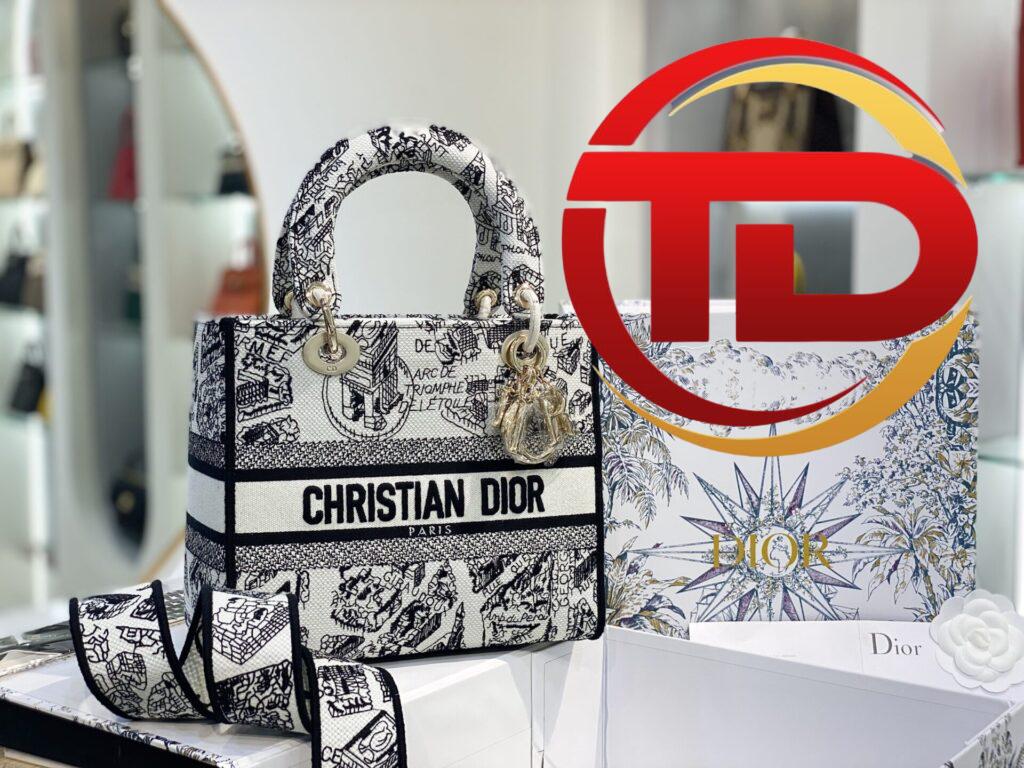 TÚI LADY DIOR MEDIUM SIZE D-LITE BAG WHITE AND BLACK PLAN DE PARIS EMBROIDERY