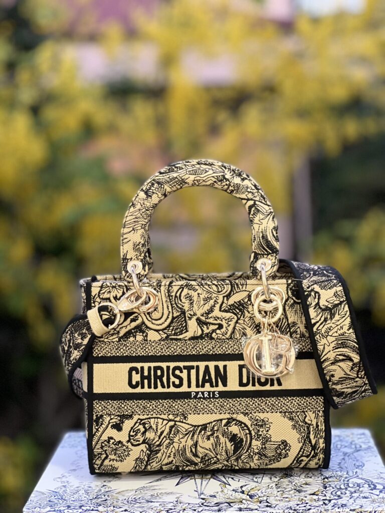 TÚI LADY DIOR NGUYÊN BẢN MEDIUM SIZE D-LITE BAG BROWN TOILE DE JOUY EMBROIDERY