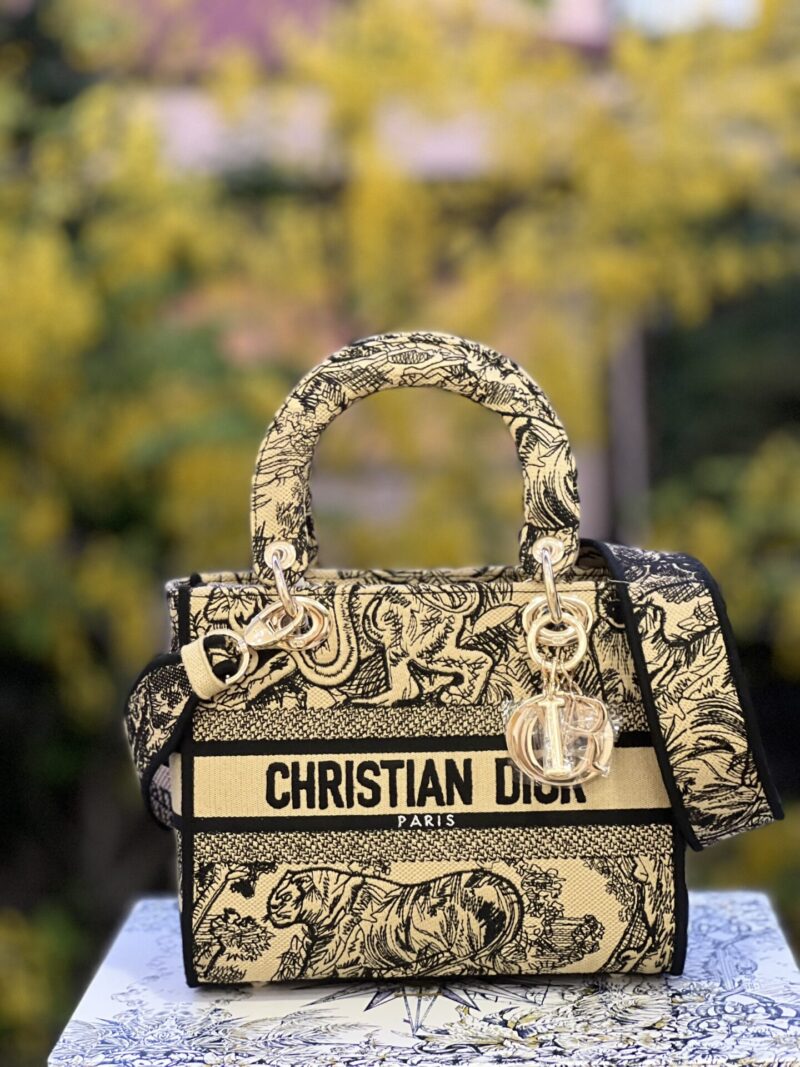 TÚI LADY DIOR NGUYÊN BẢN MEDIUM SIZE D-LITE BAG BROWN TOILE DE JOUY EMBROIDERY