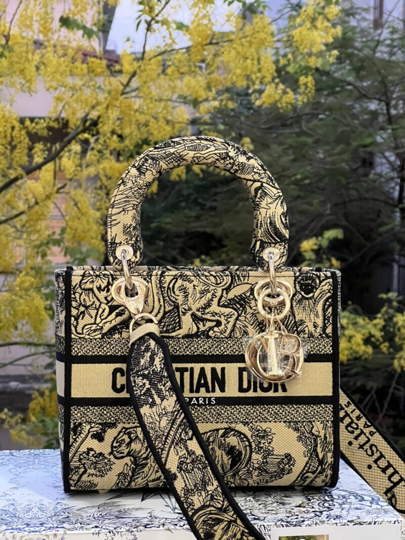 TÚI LADY DIOR NGUYÊN BẢN MEDIUM SIZE D-LITE BAG BROWN TOILE DE JOUY EMBROIDERY