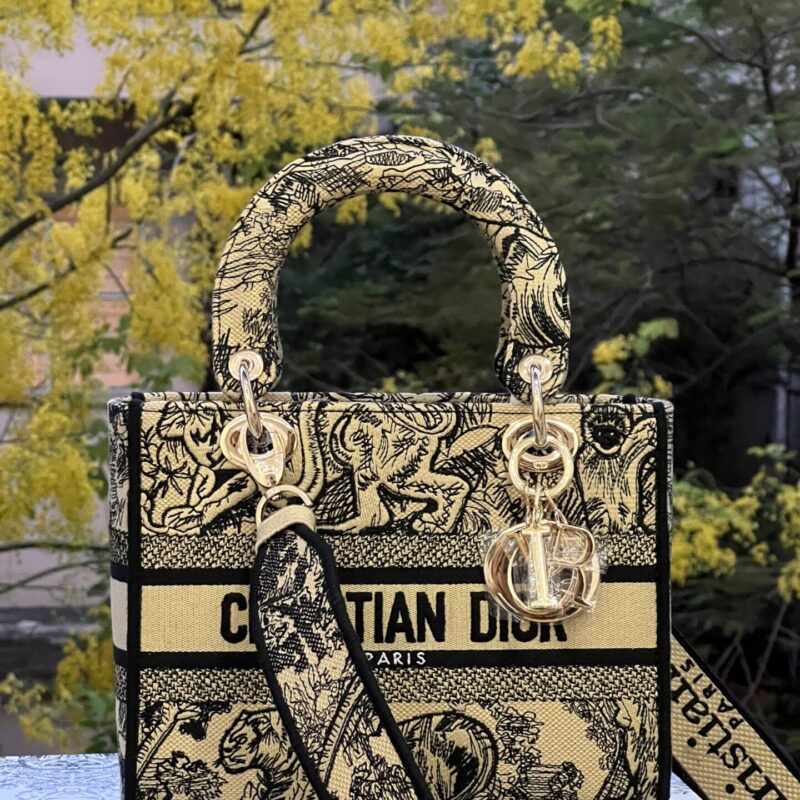 TÚI LADY DIOR NGUYÊN BẢN MEDIUM SIZE D-LITE BAG BROWN TOILE DE JOUY EMBROIDERY