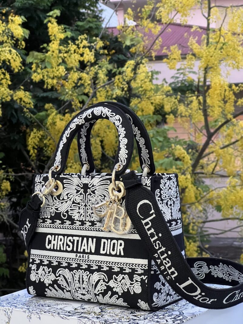 TÚI LADY DIOR MEDIUM SIZE D-LITE BAG BLACK AND WHITE ORNAMENTAL CORNELY-EFFECT