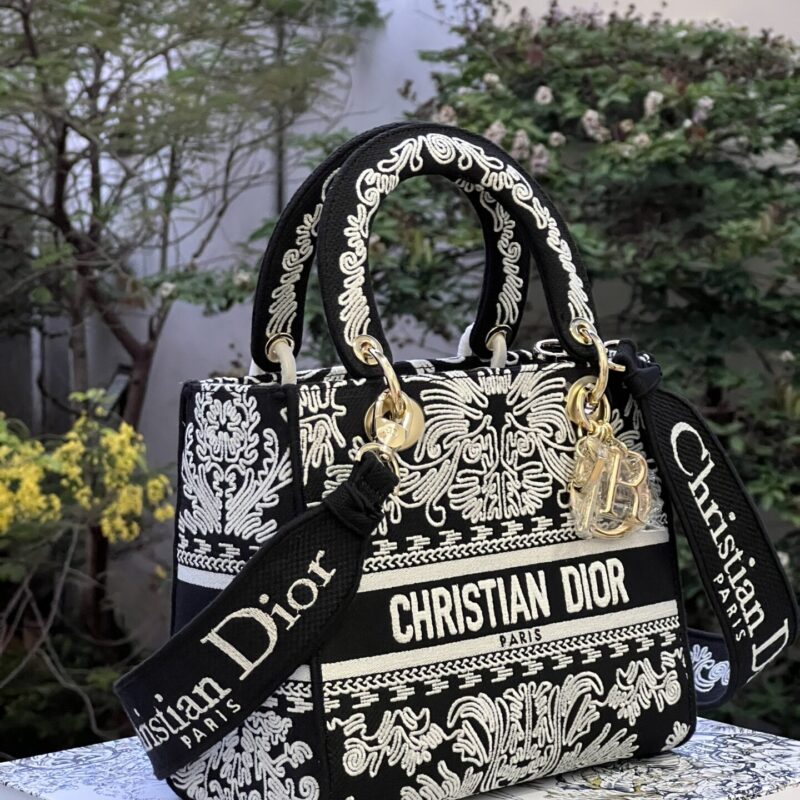 TÚI LADY DIOR MEDIUM SIZE D-LITE BAG BLACK AND WHITE ORNAMENTAL CORNELY-EFFECT