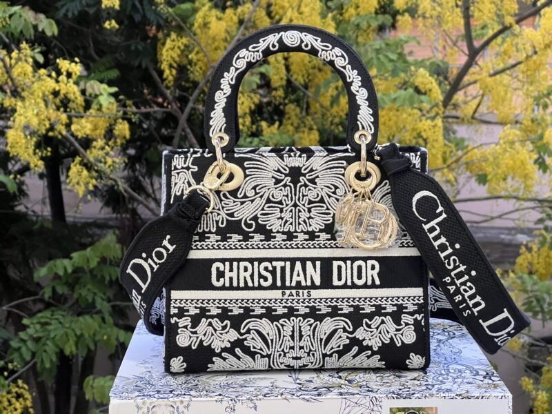 TÚI LADY DIOR MEDIUM SIZE D-LITE BAG BLACK AND WHITE ORNAMENTAL CORNELY-EFFECT