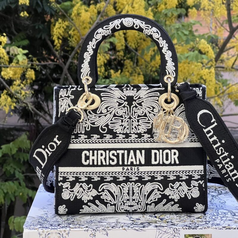 TÚI LADY DIOR MEDIUM SIZE D-LITE BAG BLACK AND WHITE ORNAMENTAL CORNELY-EFFECT