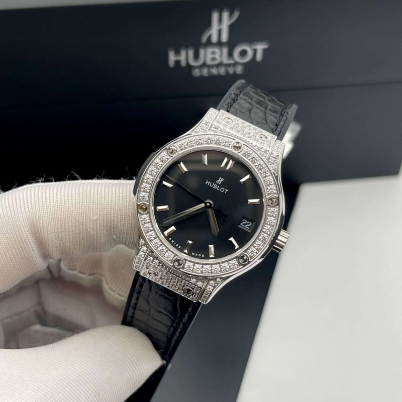 ĐỒNG HỒ HUBLOT NỮ ĐÍNH ĐÁ MÀU ĐEN MÁY PIN THỤY SỸ REPLICA 33MM