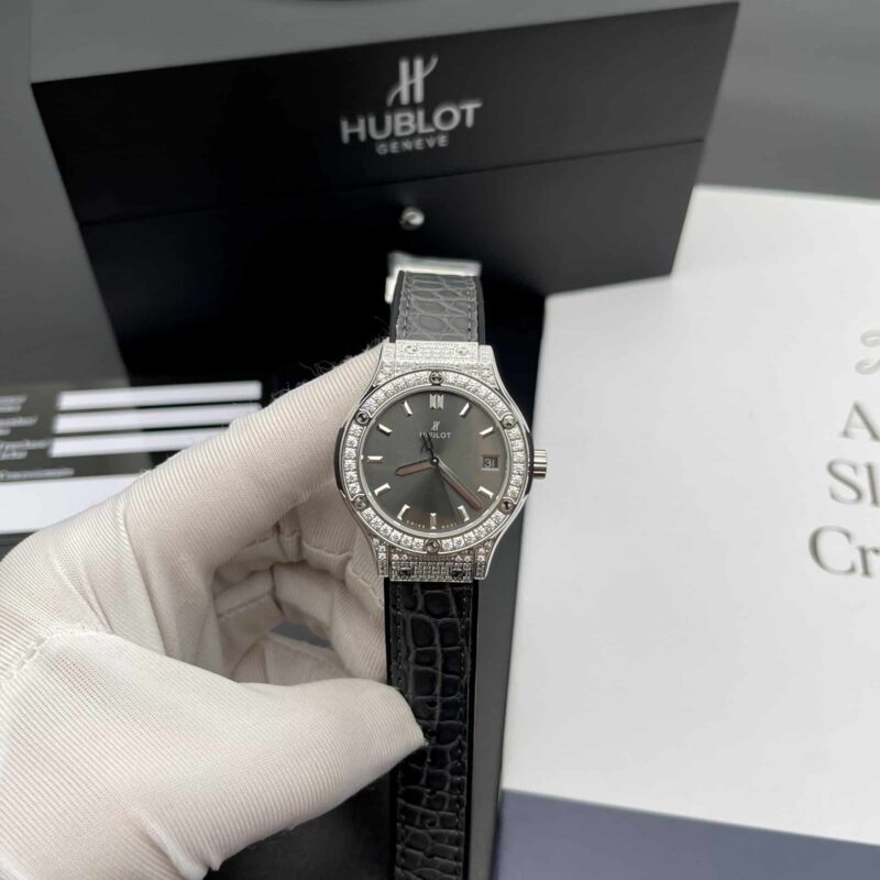 ĐỒNG HỒ NỮ HUBLOT CLASSIC FUSION MẶT XÁM REP 11 ĐÍNH FULL ĐÁ 33MM