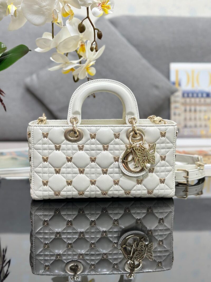 TÚI MEDIUM LADY D-JOY BAG WHITE CANNAGE LAMBSKIN WITH GOLD-FINISH BUTTERFLY STUDS SIÊU CẤP