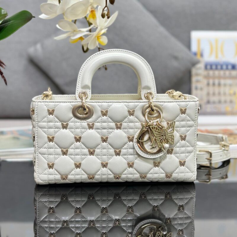 TÚI MEDIUM LADY D-JOY BAG WHITE CANNAGE LAMBSKIN WITH GOLD-FINISH BUTTERFLY STUDS SIÊU CẤP