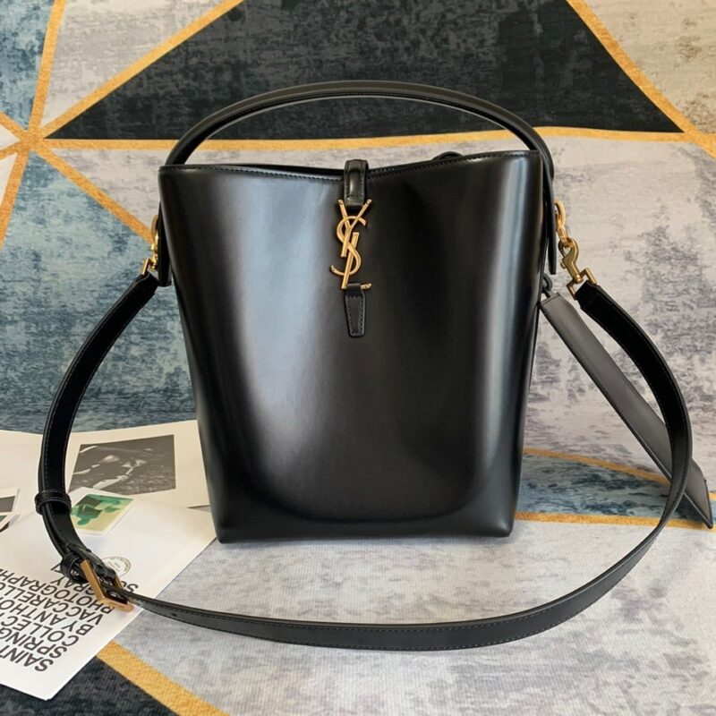 BUCKET BAG FEATURING THE CASSANDRE HOOK CLOSURE, TOP HANDLE AND AN ADJUSTABLE AND DETACHABLE SHOULDER STRAP. SUEDE LINING LIGHT BRONZE-TONED METAL HARDWARE CASSANDRE HOOK CLOSURE ONE ZIPPED POUCH FOUR METAL FEET DIMENSIONS: 20 X 25 X 16 CM HANDLE DROP: 9 CM STRAP DROP: 40 CM 100% CALFSKIN LEATHER