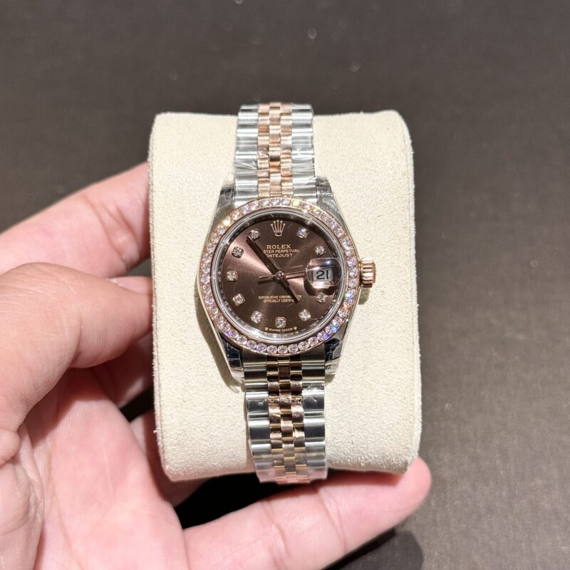 ĐỒNG HỒ ROLEX LADY DATEJUST MẶT CHOCOLATE CỌC SỐ ĐÁ VIỀN MOISSANITE 28MM